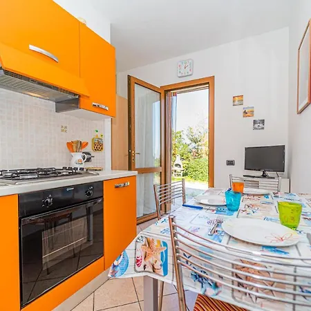 In 2 To 3 Persons With Large Private Garden Appartamento